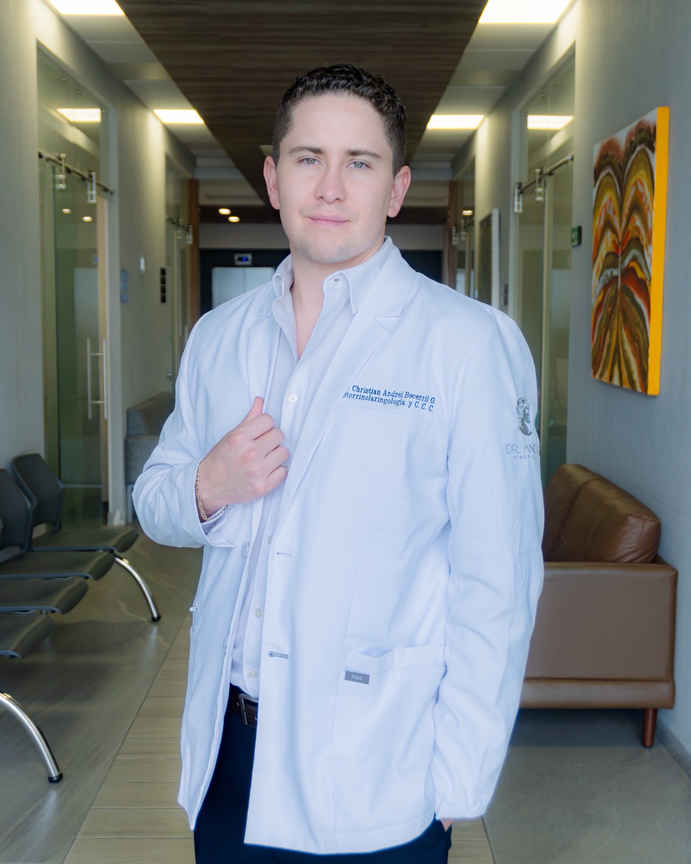 Dr. Andrei, otorrinolaringólogo y cirujano facial, en su consultorio