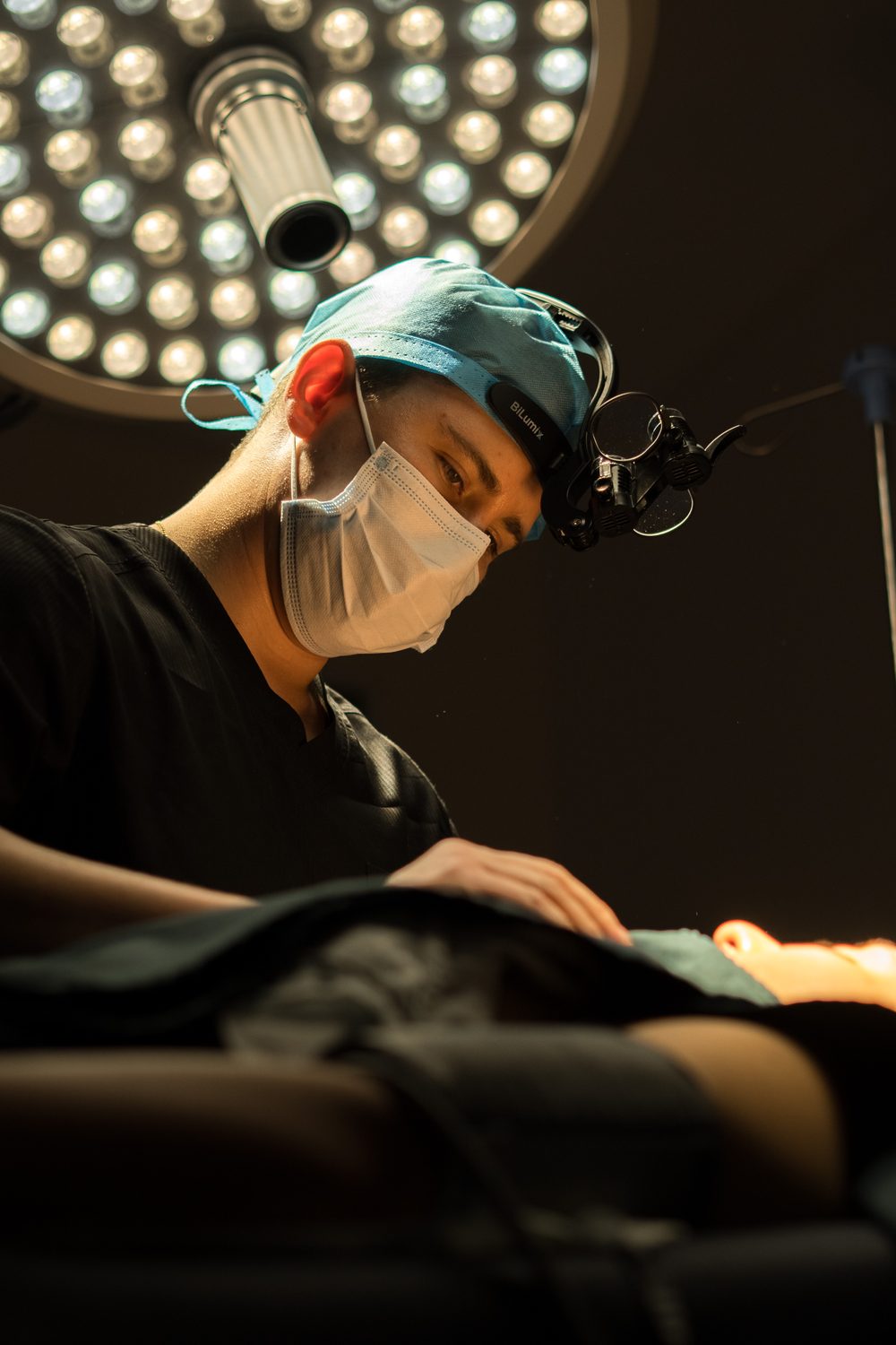 Dr. Andrei durante un procedimiento